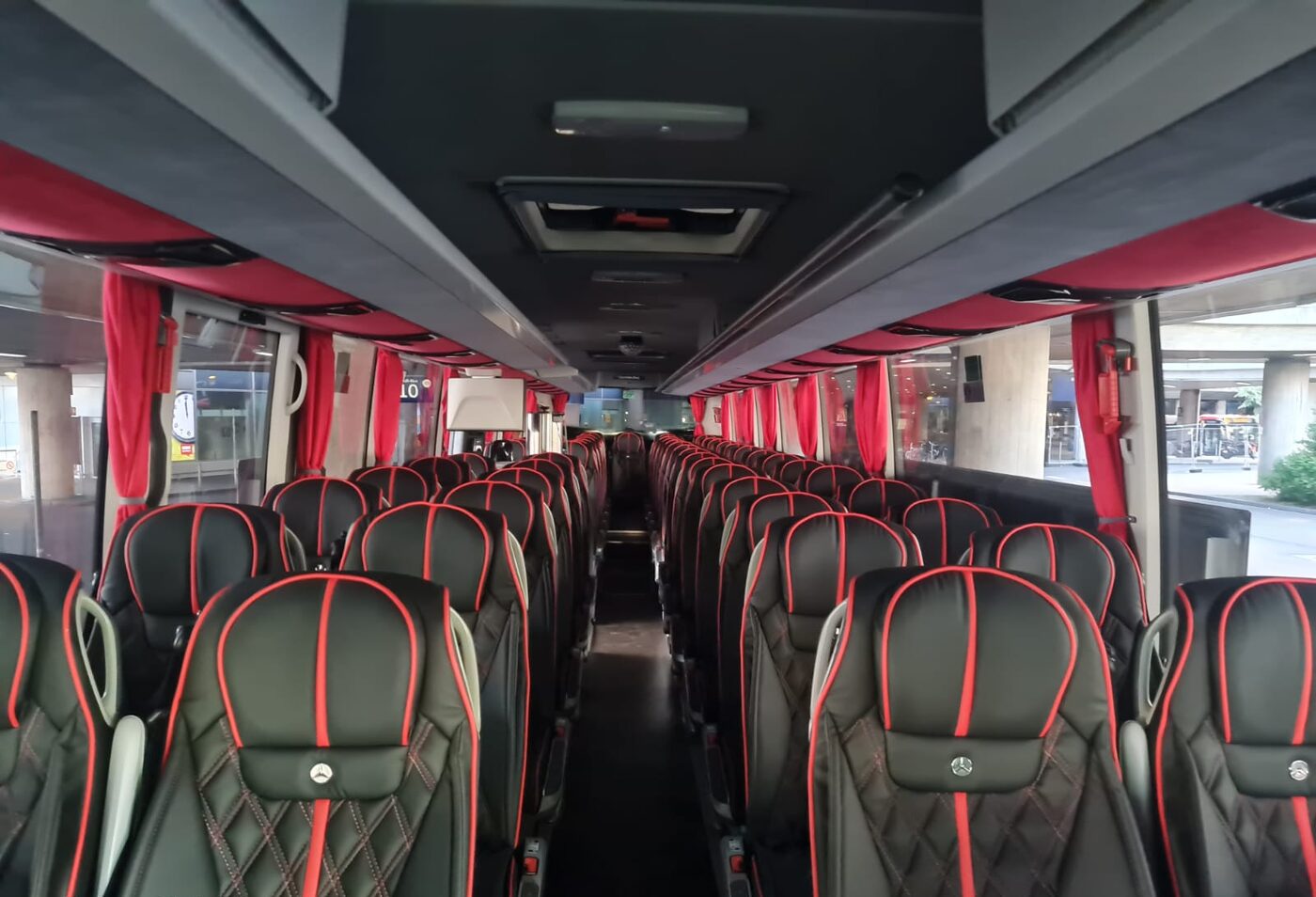Blick durch den Mittelgang des Reisebusses